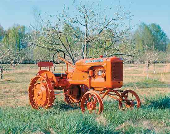 The 1938 Allis-Chalmers B. A torque-tube frame enhanced cultivator visibility, and the high-arched front axle allowed straddling the row being cultivated.
